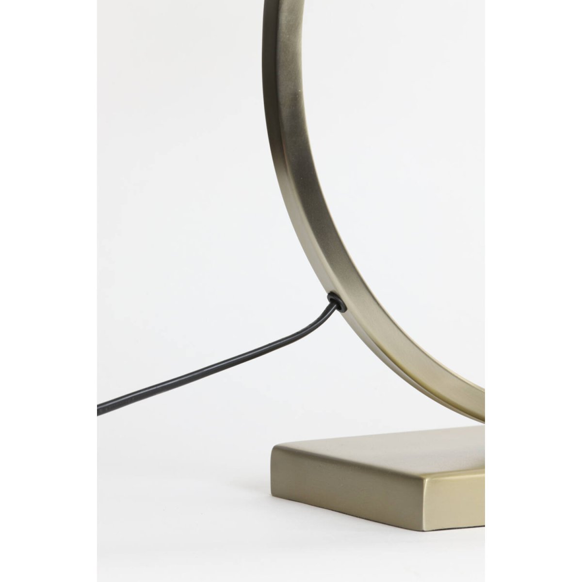 Liva 62cm Guld från Light & Living - Den ljusa guldfinishen reflekterar ljuset vackert och ger en varm och inbjudande atmosf&auml;r.