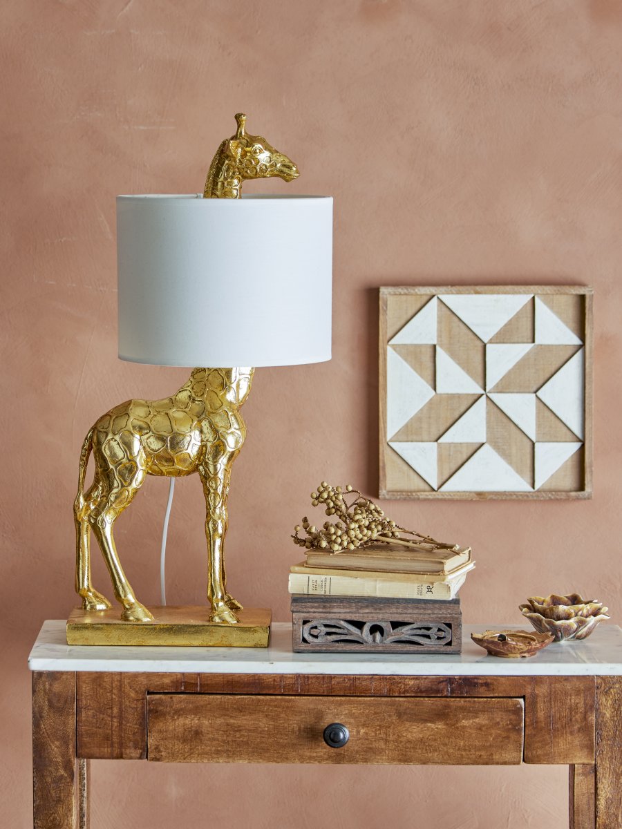 Silas 70cm Guld bordslampa från Bloomingville - Den lekfulla formen kombinerat med den eleganta guldfinishen g&ouml;r Silas till en charmig och unik inredningsdetalj som garanterat v&auml;cker leenden och ger rummet en personlig touch.