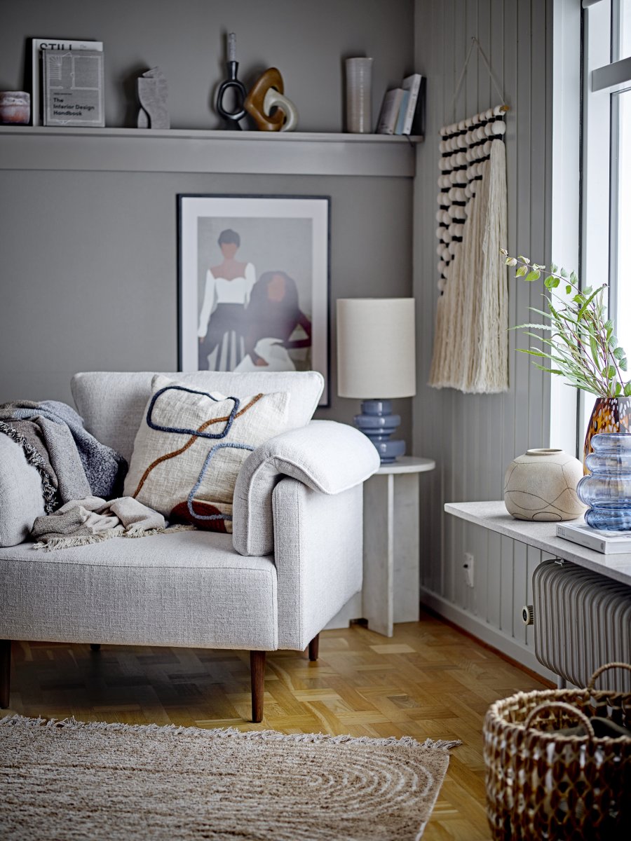 Fabiola 50cm Blå bordslampa från Bloomingville - Fabiola bordslampa fr&aring;n Bloomingville har en vacker lampfot i bl&aring;tt glas med en v&aring;gig och organisk form som ger ett elegant och levande uttryck.