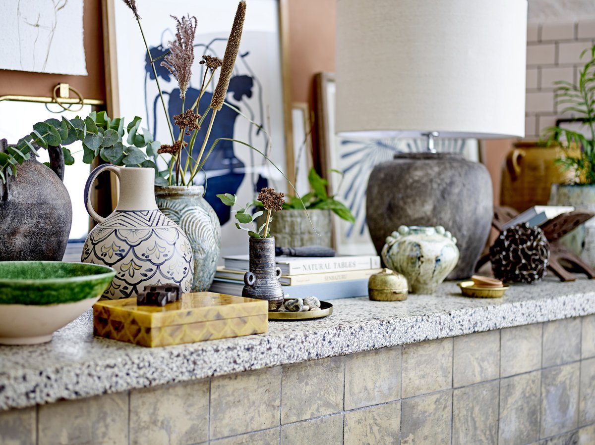 Isabelle 62cm Mörkgrå bordslampa från Bloomingville - En stilfull lampa som passar lika bra i sovrummet som p&aring; ett sidobord i vardagsrummet, d&auml;r den sprider ett mjukt ljus och en charmig atmosf&auml;r.