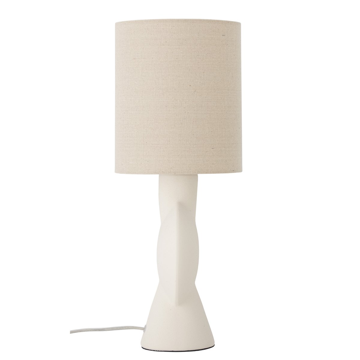 Sergio 55cm Naturvit bordslampa från Bloomingville - Lampan &auml;r glaserad med en finish som varierar fr&aring;n exemplar till exemplar &ndash; vissa f&aring;r en m&ouml;rkare ton och mer textur, vilket g&ouml;r varje lampa unik i sitt uttryck.