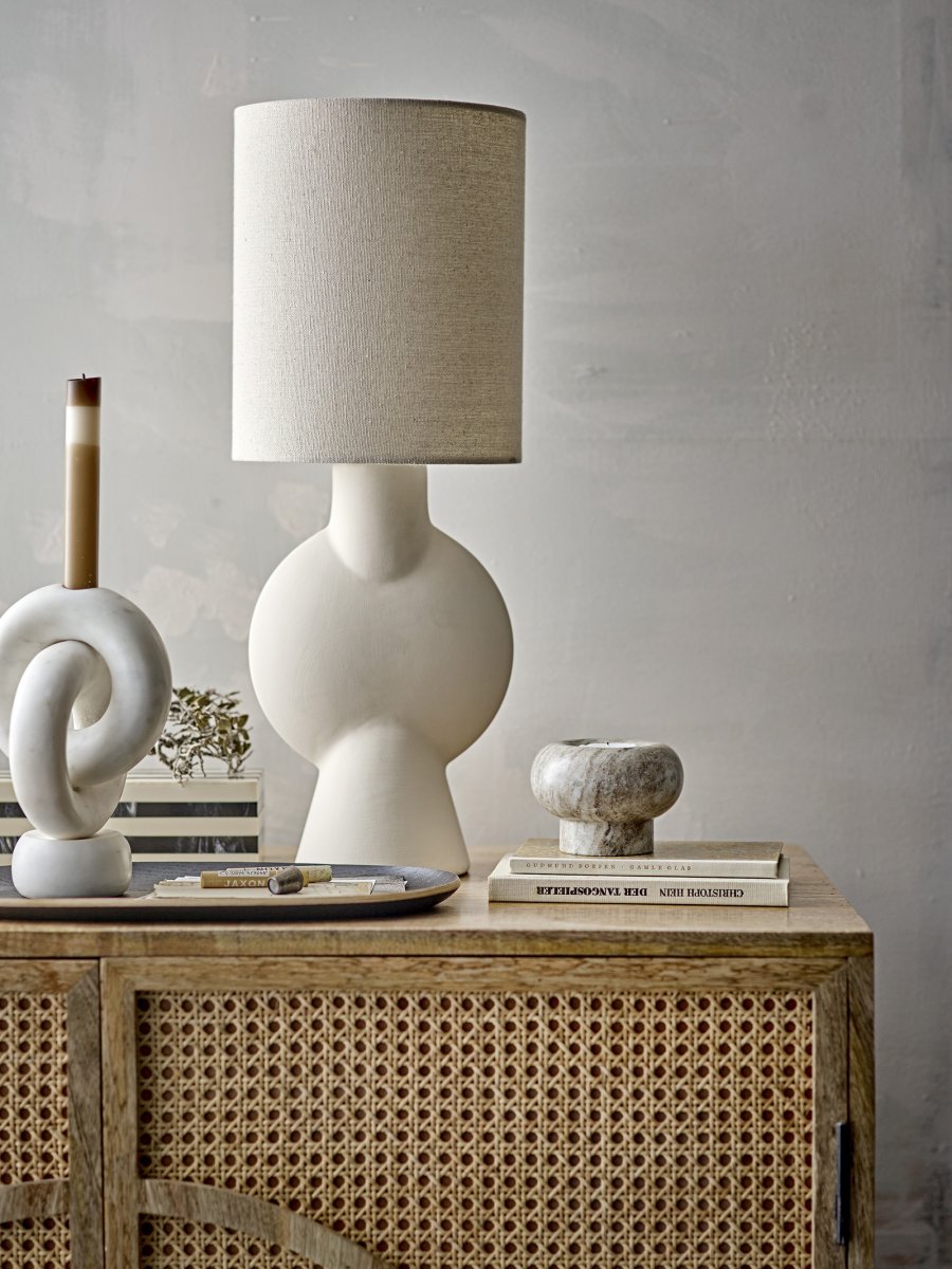 Sergio 55cm Naturvit bordslampa från Bloomingville - Lampan &auml;r glaserad med en finish som varierar fr&aring;n exemplar till exemplar &ndash; vissa f&aring;r en m&ouml;rkare ton och mer textur, vilket g&ouml;r varje lampa unik i sitt uttryck.