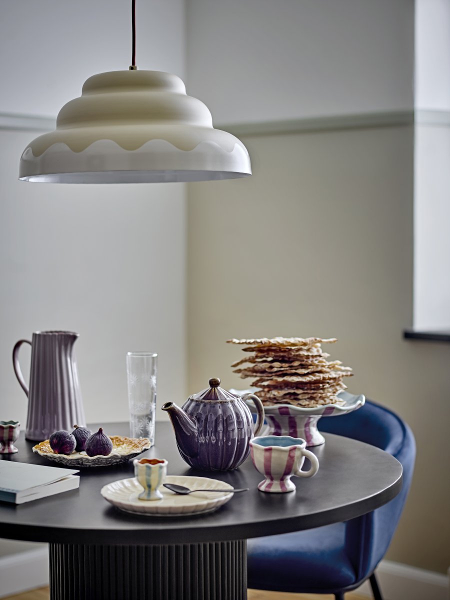 Lacya Ø40 Beige taklampa från Bloomingville - Den unika formen och de subtila tonerna g&ouml;r Lacya till en perfekt detalj i allt fr&aring;n k&ouml;k och matsal till sovrum och vardagsrum &ndash; en pendel som skapar stilren harmoni i rummet.