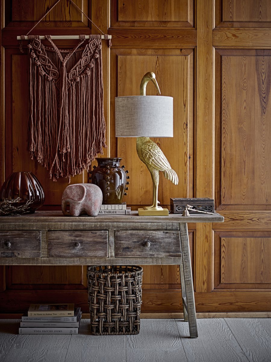 Heron 73cm Guld bordslampa från Bloomingville - Lampan &auml;r formgiven som en elegant f&aring;gel i gyllene f&auml;rg och kompletteras med en naturf&auml;rgad linnesk&auml;rm som sprider ett mjukt och behagligt ljus.