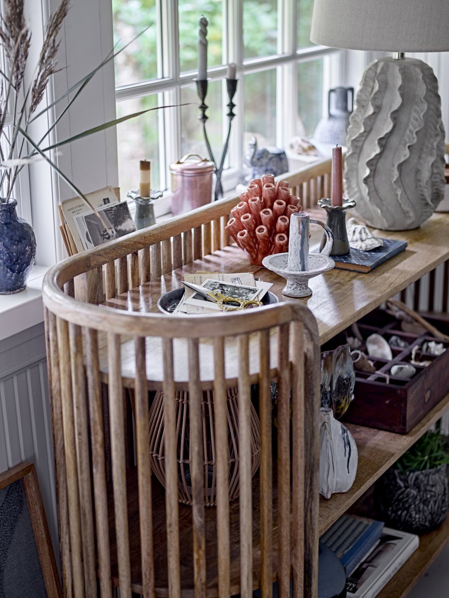 Natika 64cm Beige bordslampa från Bloomingville - Lampfoten &auml;r handgjord i terrakotta och formgiven med inspiration fr&aring;n havskoraller, m&aring;lad i en ljus, naturlig ton som ger en mjuk och organisk k&auml;nsla.