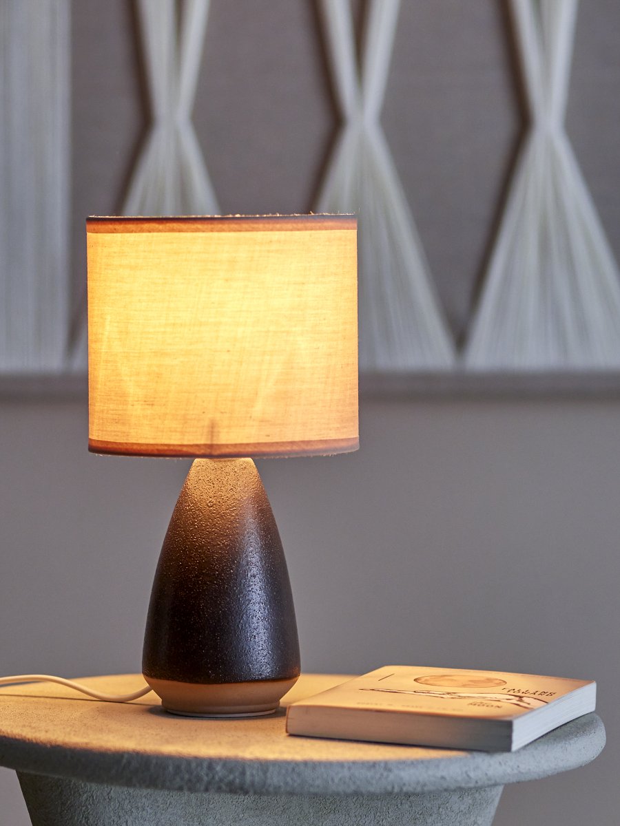 Paprica 28cm Svart bordslampa från Bloomingville - Perfekt att placera i en bokhylla, p&aring; en hylla eller som en liten nattlampa vid s&auml;ngen &ndash; en dekorativ detalj som sprider ett behagligt ljus och mycket personlighet trots sin n&auml;tta storlek.