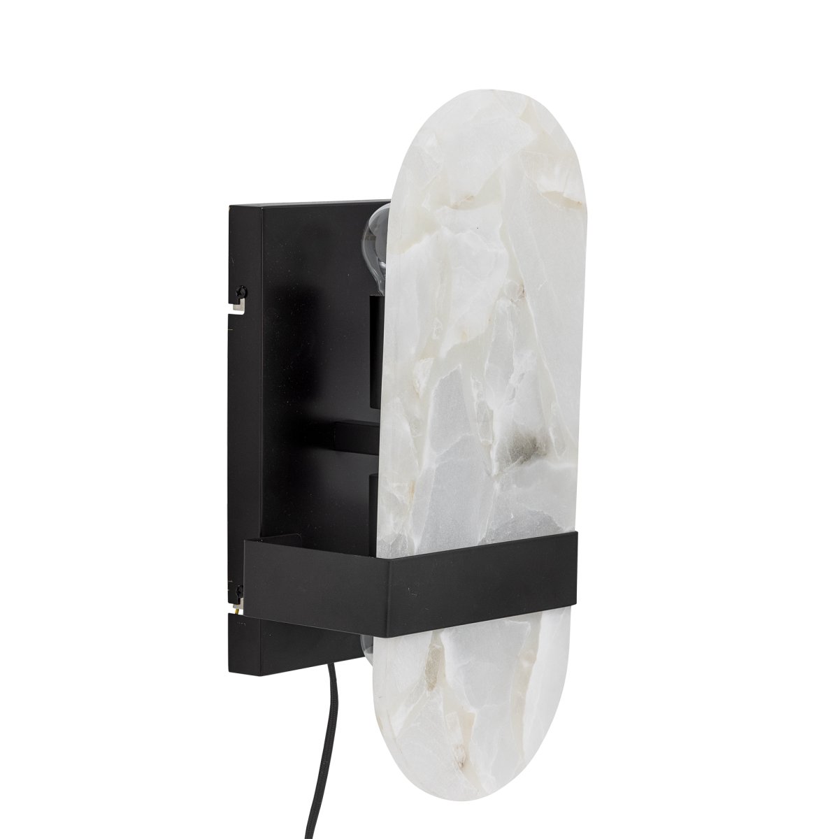 Taco 38cm Vit vägglampa från Bloomingville - Taco v&auml;gglampa fr&aring;n Bloomingville &auml;r tillverkad i alabaster och har ett vackert, neutralt marmorliknande utseende som tillf&ouml;r ett sofistikerat uttryck till vilket rum som helst.