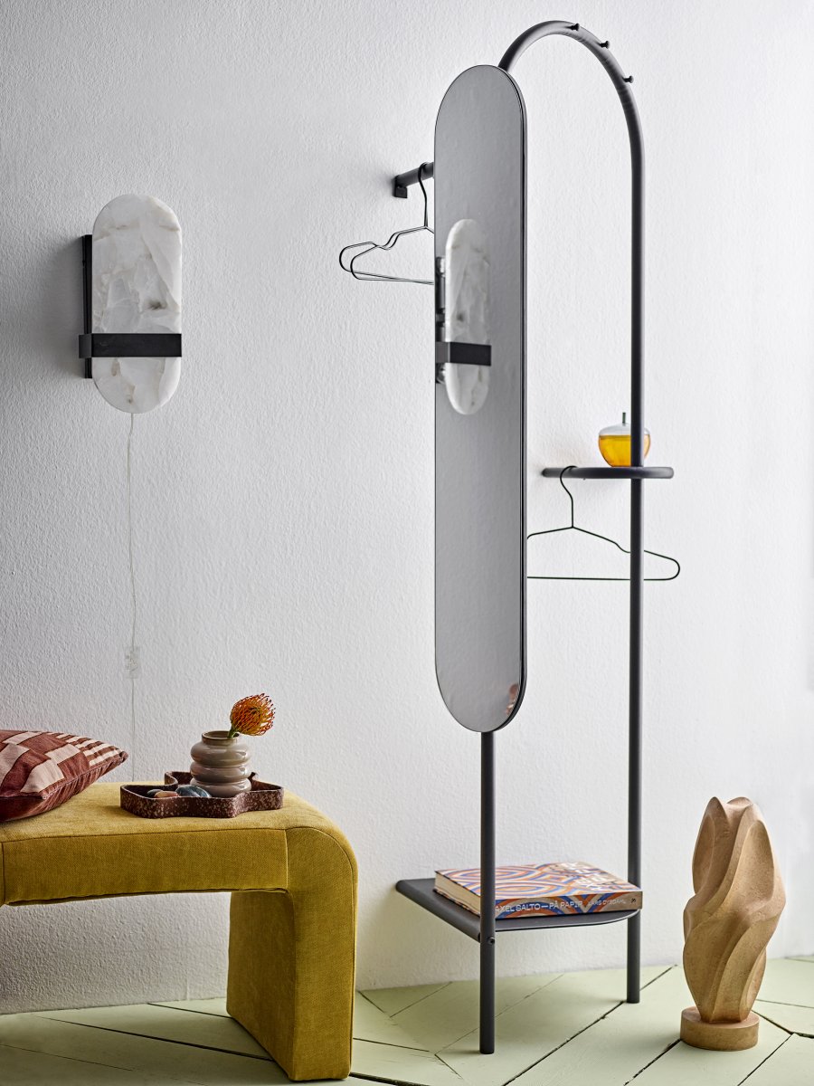 Taco 38cm Vit vägglampa från Bloomingville - Taco v&auml;gglampa fr&aring;n Bloomingville &auml;r tillverkad i alabaster och har ett vackert, neutralt marmorliknande utseende som tillf&ouml;r ett sofistikerat uttryck till vilket rum som helst.