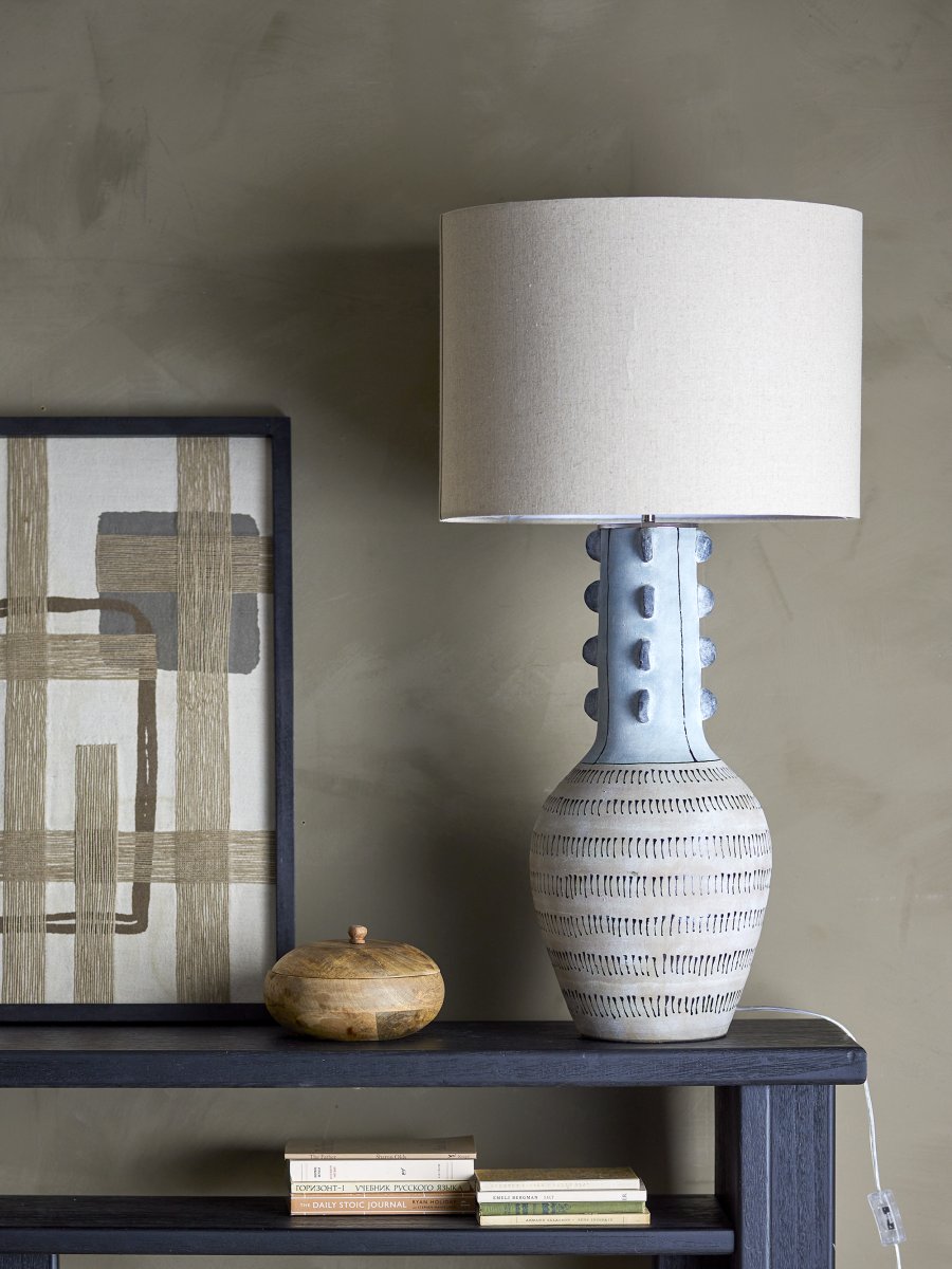 Gadiela Blå golvlampa från Bloomingville - De inristade grafiska detaljerna ger lampan ett skulpturalt och konstn&auml;rligt uttryck, vilket g&ouml;r den till ett perfekt blickf&aring;ng &ndash; oavsett om du placerar den i vardagsrummet eller i ett h&ouml;rn av sovrummet.