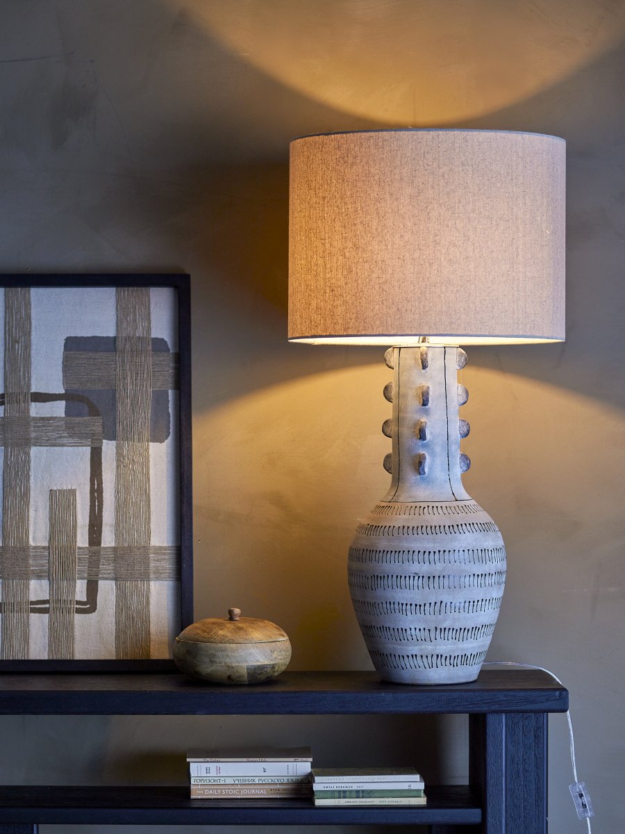 Gadiela Blå golvlampa från Bloomingville - De inristade grafiska detaljerna ger lampan ett skulpturalt och konstn&auml;rligt uttryck, vilket g&ouml;r den till ett perfekt blickf&aring;ng &ndash; oavsett om du placerar den i vardagsrummet eller i ett h&ouml;rn av sovrummet.