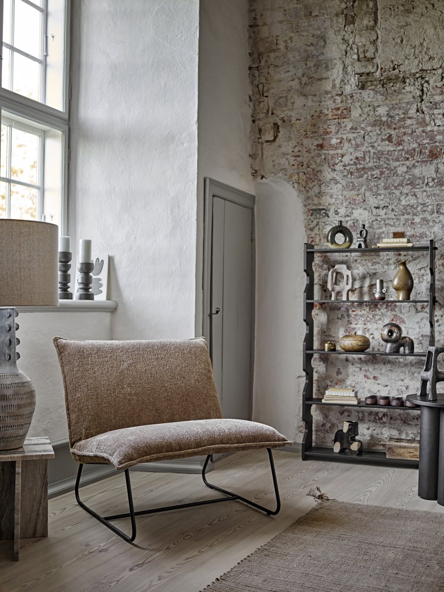 Gadiela Blå golvlampa från Bloomingville - De inristade grafiska detaljerna ger lampan ett skulpturalt och konstn&auml;rligt uttryck, vilket g&ouml;r den till ett perfekt blickf&aring;ng &ndash; oavsett om du placerar den i vardagsrummet eller i ett h&ouml;rn av sovrummet.