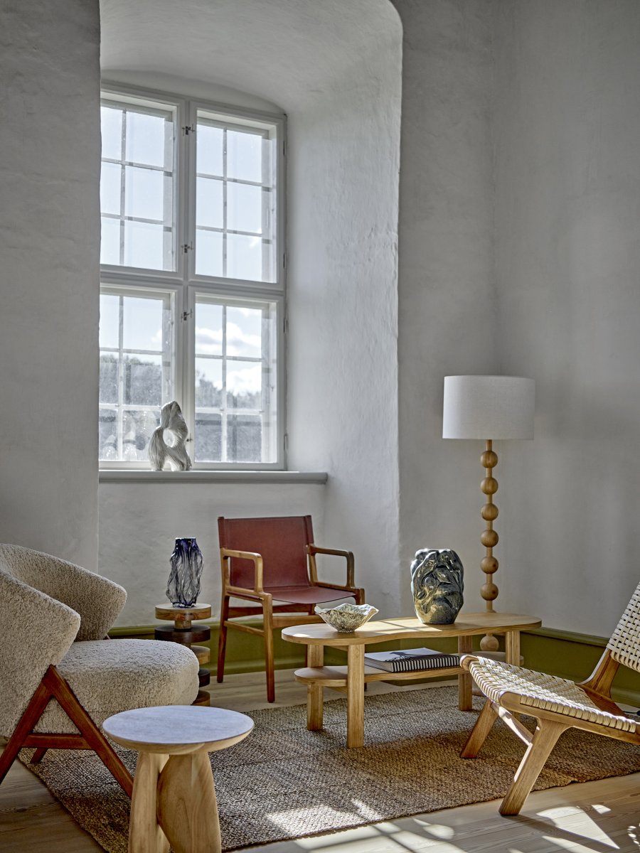 Giacoma Trä golvlampa från Bloomingville - Giacoma &auml;r en perfekt kombination av form, funktion och estetik &ndash; en riktig inredningsfavorit.