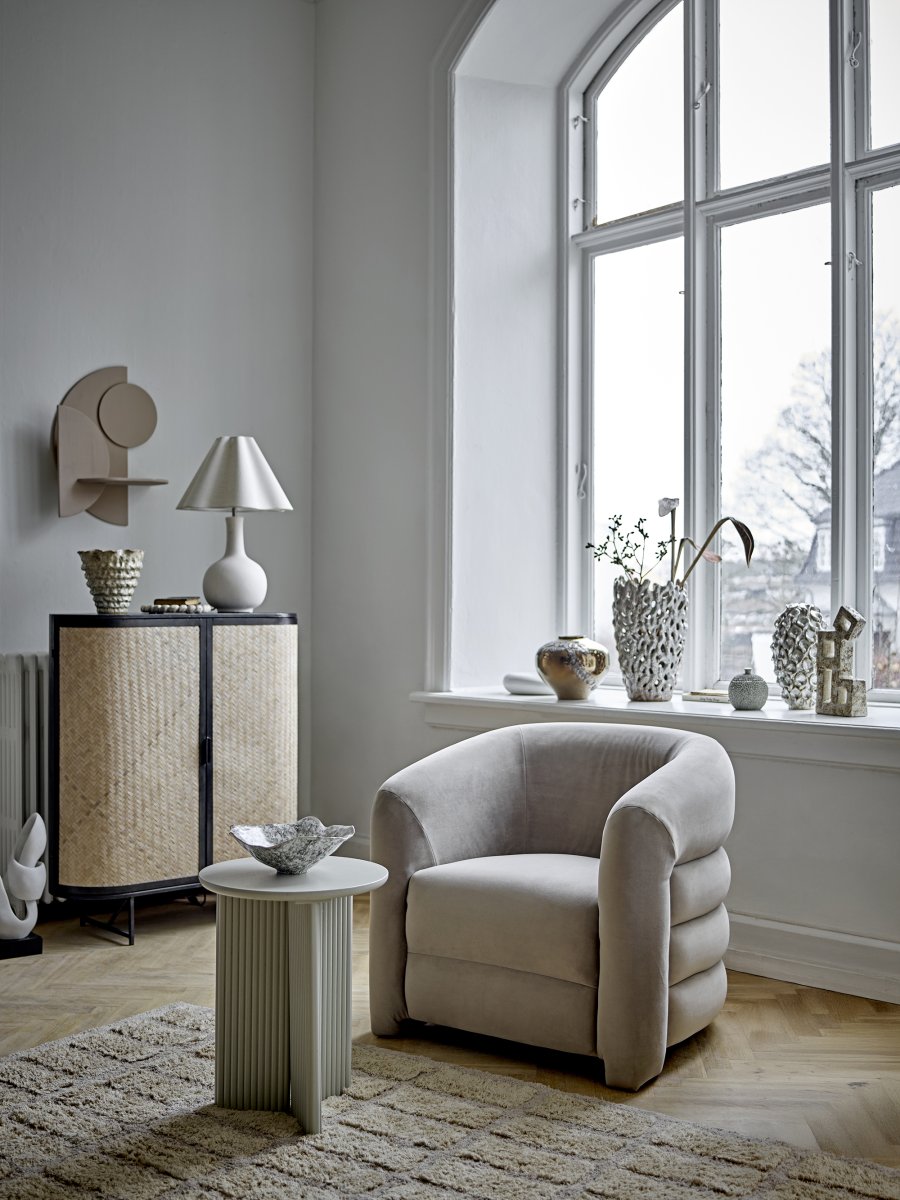 Heide 60cm Naturvit bordslampa från Bloomingville - Den runda basen i kombination med den mjukt v&auml;lvda sk&auml;rmen skapar ett balanserat och modernt uttryck som passar perfekt i minimalistiska och skandinaviskt inspirerade hem.