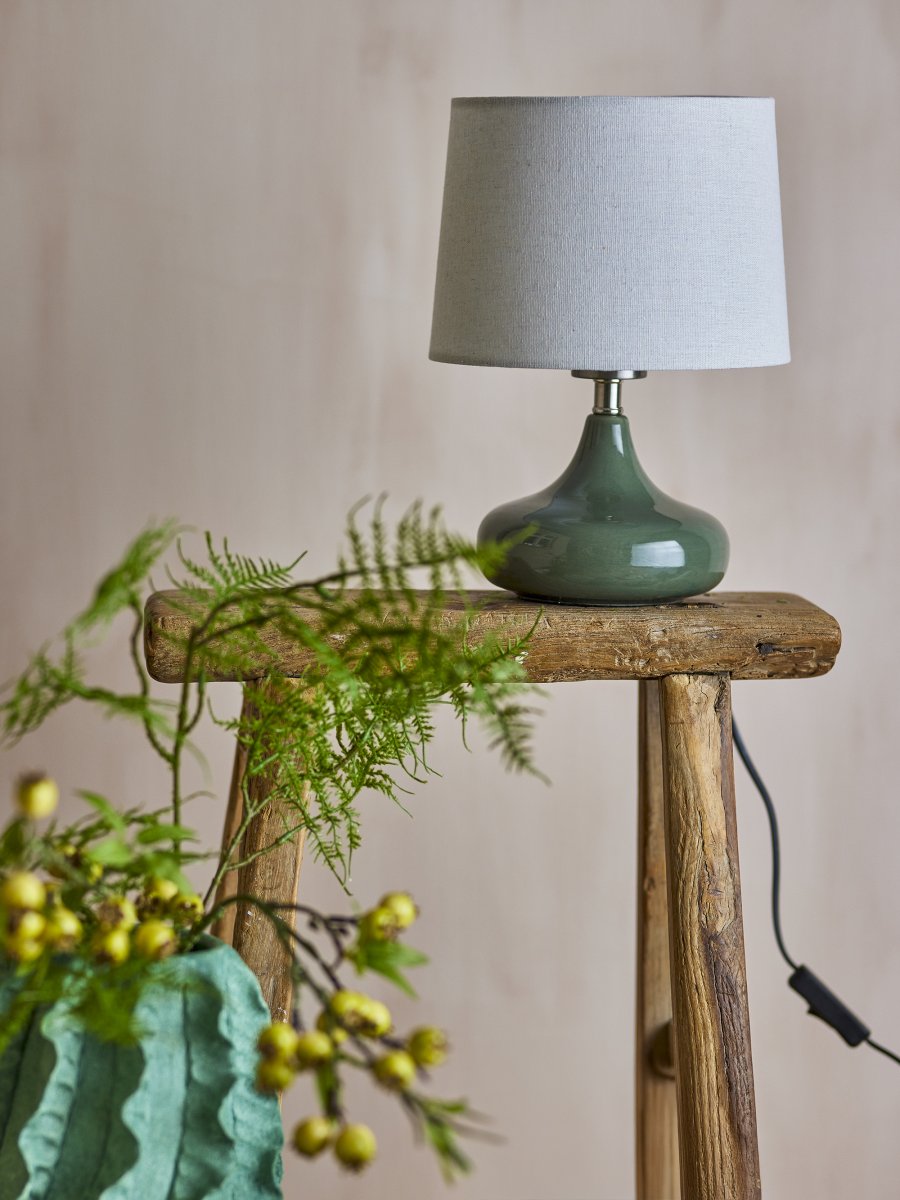 Loa 28cm Grön bordslampa från Bloomingville - Lampan kombinerar en stilfull lampfot i stengods med en sk&auml;rm i naturligt linnetyg, vilket ger ett harmoniskt och tidl&ouml;st uttryck.