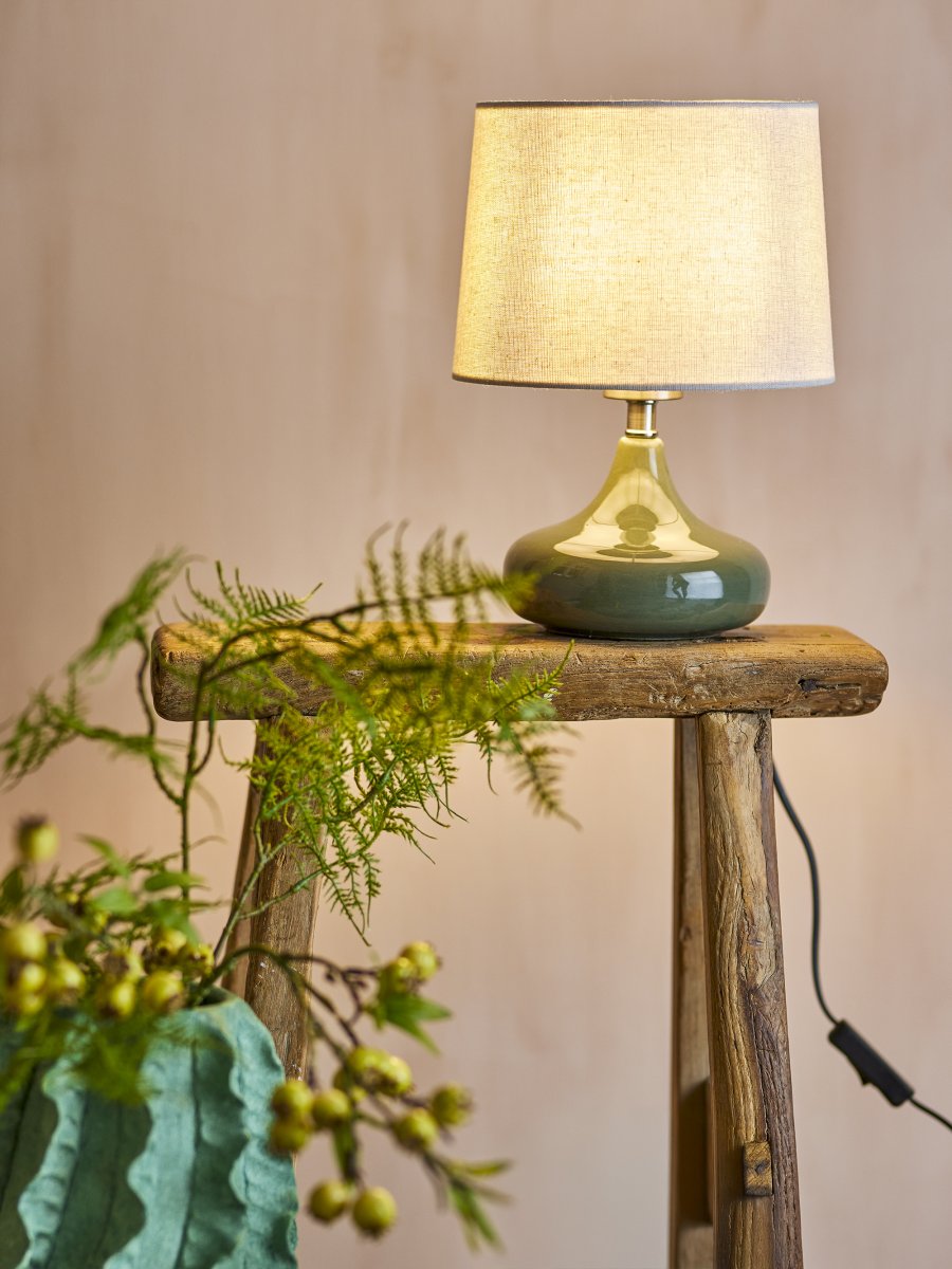 Loa 28cm Grön bordslampa från Bloomingville - Lampan kombinerar en stilfull lampfot i stengods med en sk&auml;rm i naturligt linnetyg, vilket ger ett harmoniskt och tidl&ouml;st uttryck.