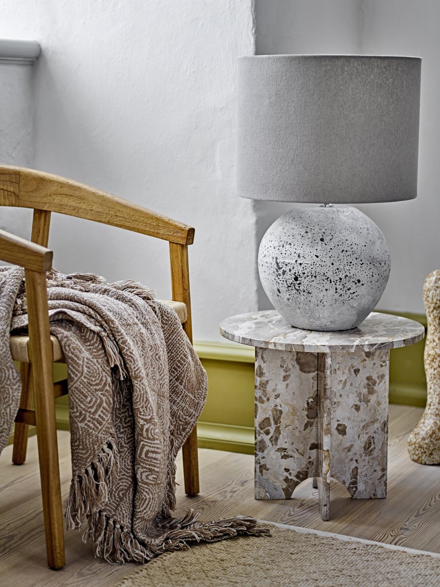 Isedora 60cm Beige bordslampa från Bloomingville - Lampan passar lika bra i vardagsrummet som i sovrummet eller hallen, och fungerar b&aring;de som funktionell belysning och som en dekorativ detalj som ger rummet personlighet och lugn.