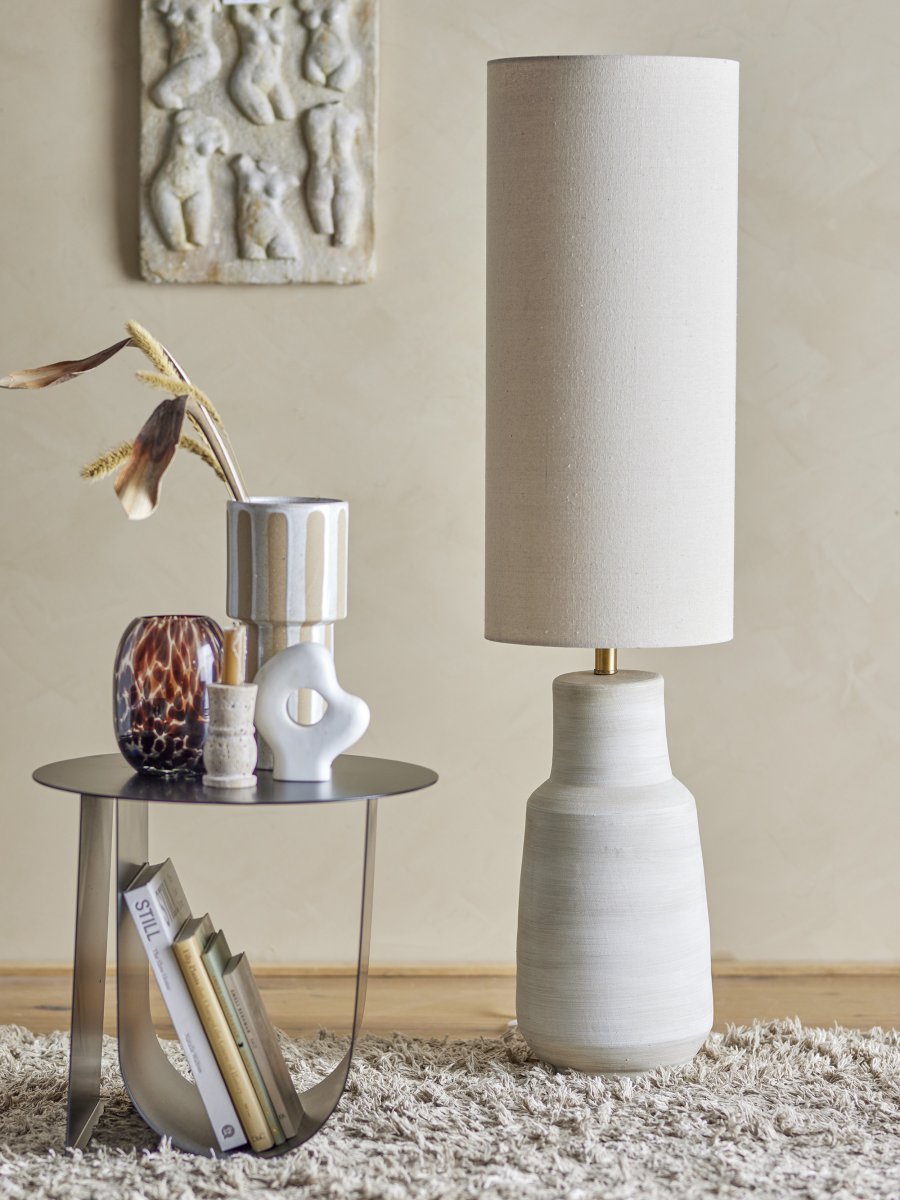 Linetta Naturvit golvlampa från Bloomingville - Med sin stengodsfot i ljus, matt glasyr och en enkel lampsk&auml;rm i textil kombinerar den naturlig charm med stilren design.