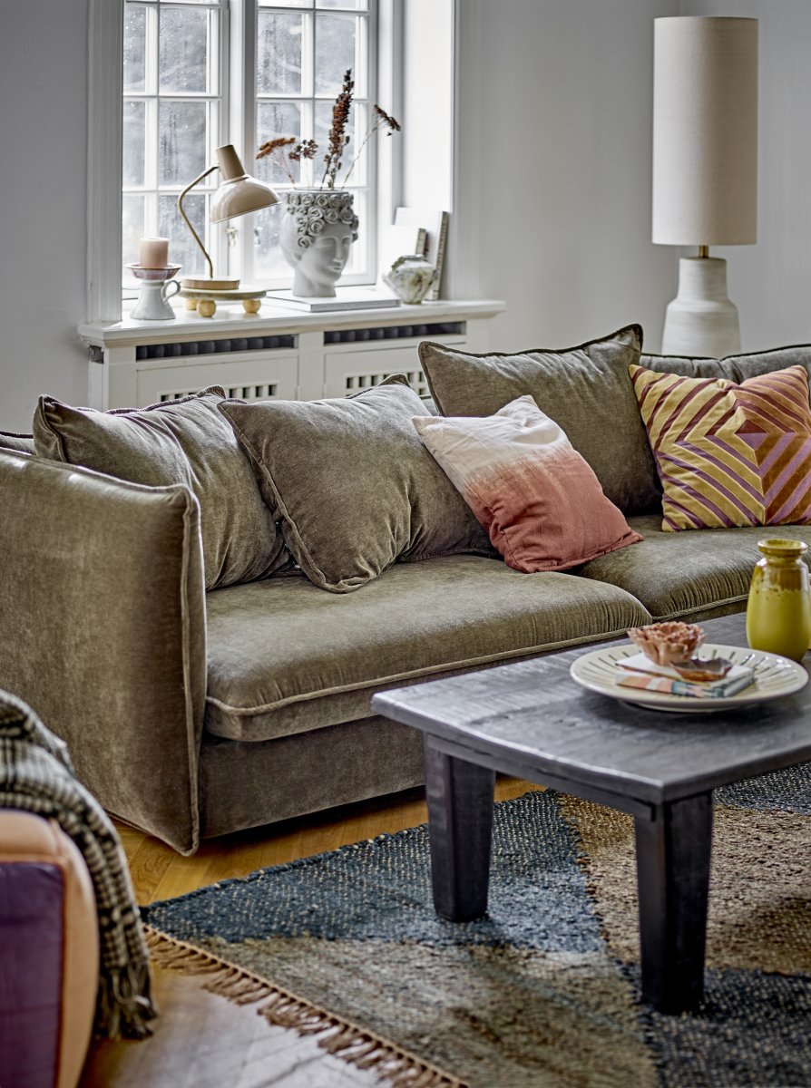 Linetta Naturvit golvlampa från Bloomingville - Med sin stengodsfot i ljus, matt glasyr och en enkel lampsk&auml;rm i textil kombinerar den naturlig charm med stilren design.