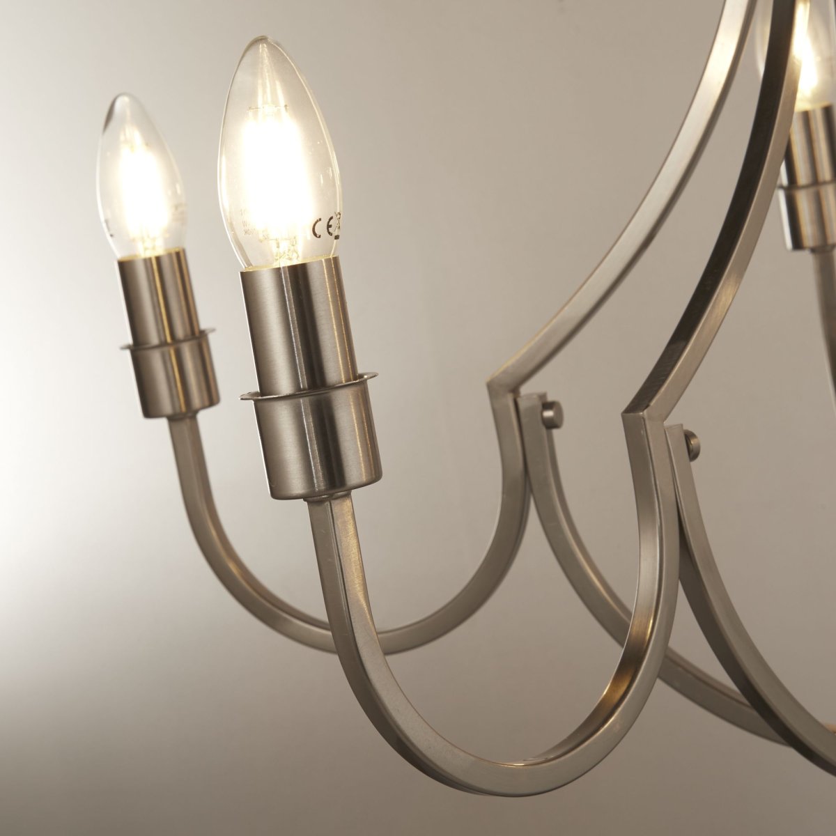 Lodge Ø65 Silver taklampa från Searchlight - Finishen i satin silver av t&aring;ligt st&aring;l passar lika bra i moderna som i mer klassiska hem &ndash; en m&aring;ngsidig lampa som verkligen lyfter rummet.