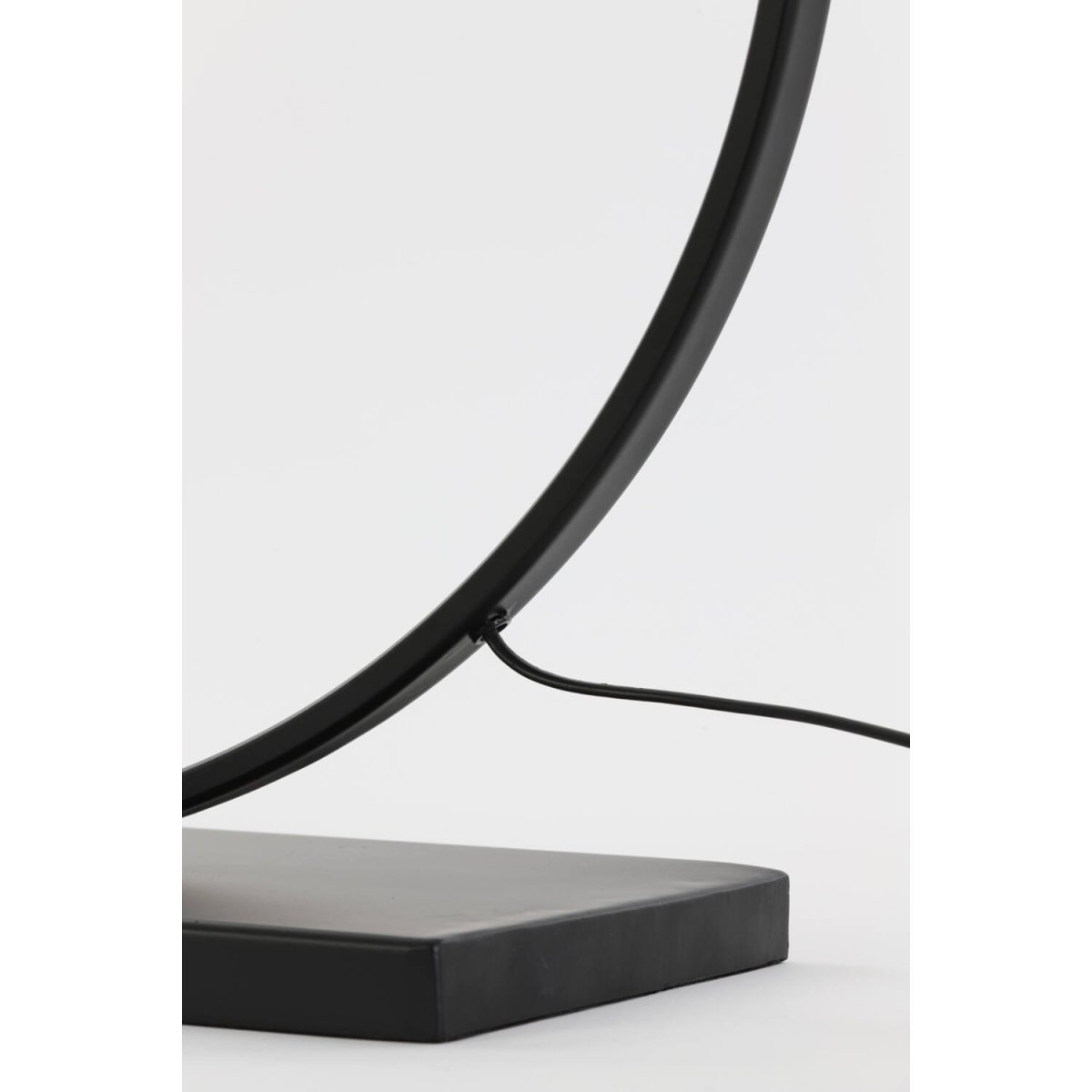 Liva 80cm Svart från Light & Living - Den runda formen och den mattsvarta metallfinishen ger lampfoten ett stilrent och sofistikerat uttryck.