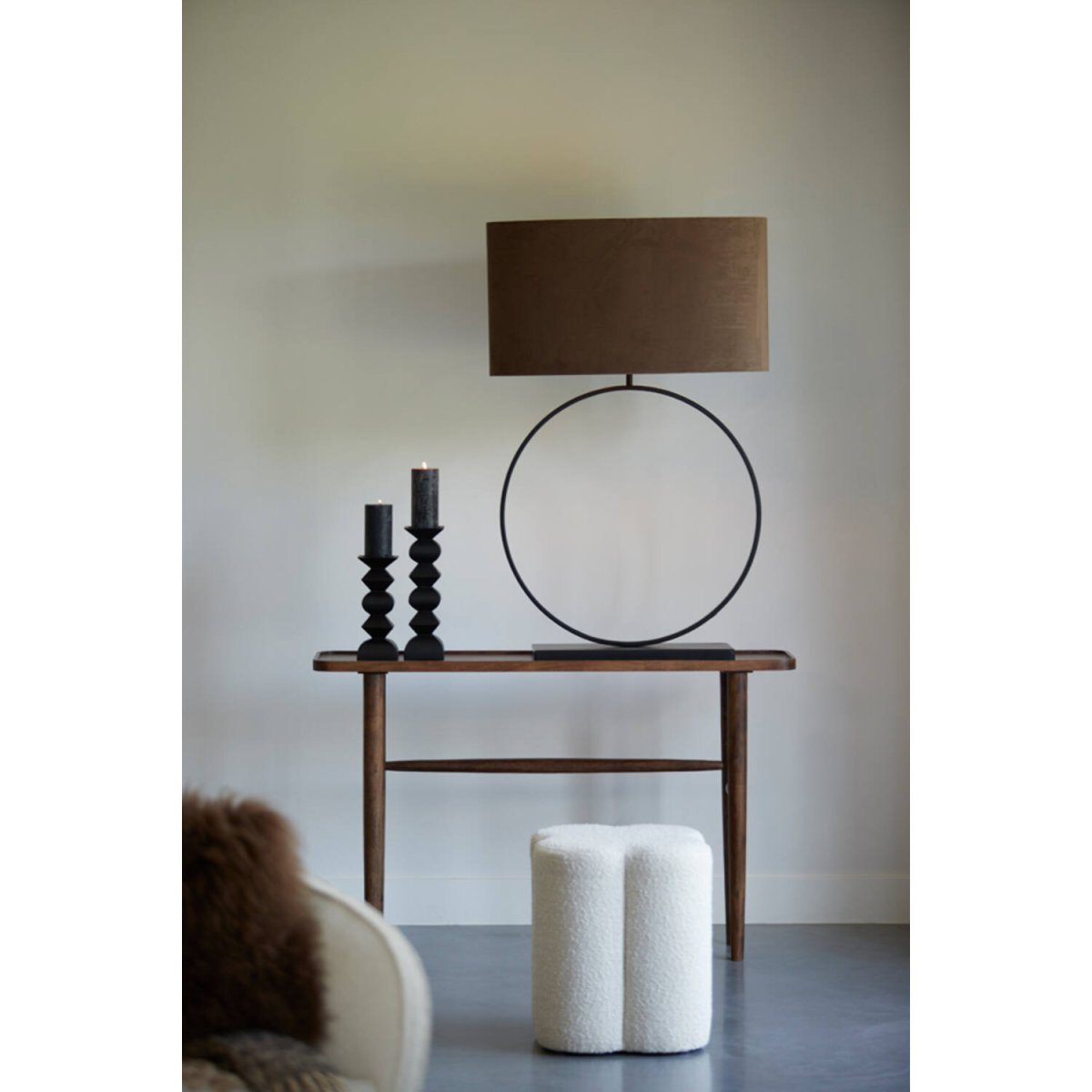Liva 80cm Svart från Light & Living - Den runda formen och den mattsvarta metallfinishen ger lampfoten ett stilrent och sofistikerat uttryck.