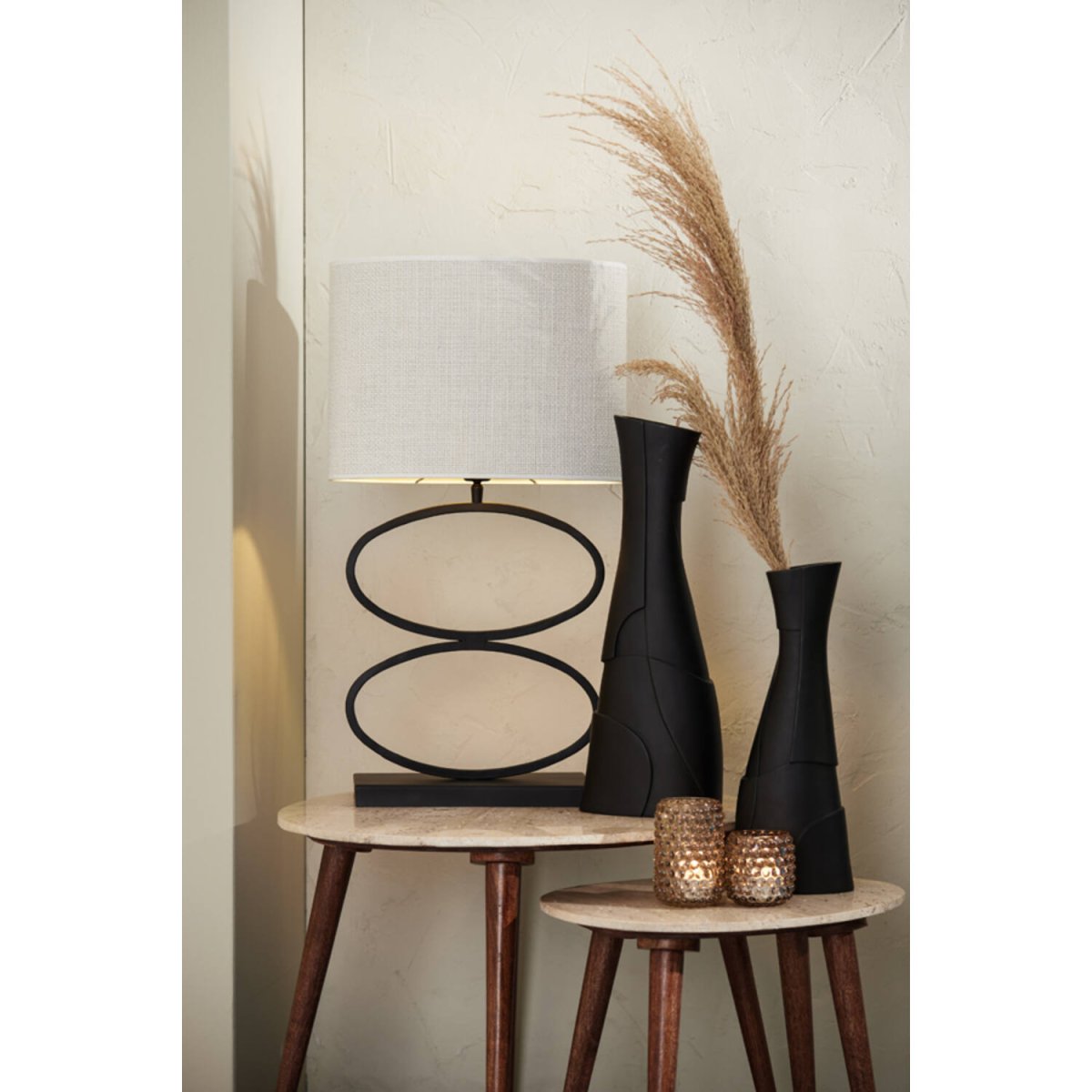 Stelius 42cm Svart från Light & Living - Med sin unika design best&aring;ende av tv&aring; sammanl&auml;nkade ovala former i mattsvart metall, skapar denna lampfot ett elegant och konstn&auml;rligt uttryck.