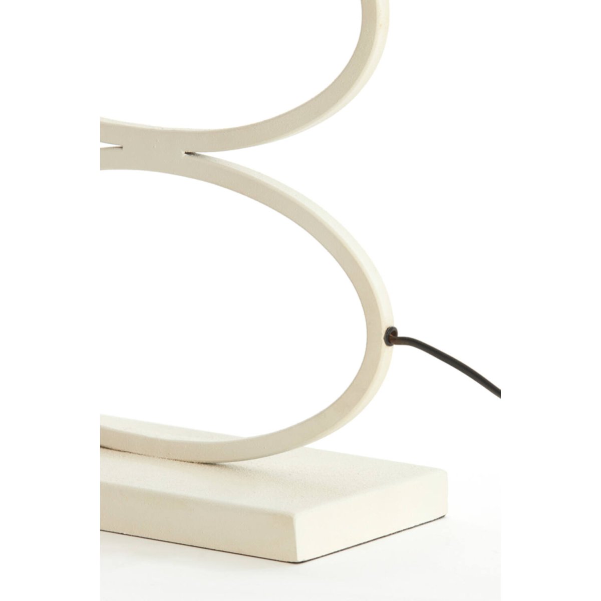 Stelius 42cm Krämvit från Light & Living - Med sin unika design best&aring;ende av tv&aring; sammanl&auml;nkade ovala former i kr&auml;mvit metall, skapar denna lampfot ett elegant och konstn&auml;rligt uttryck.