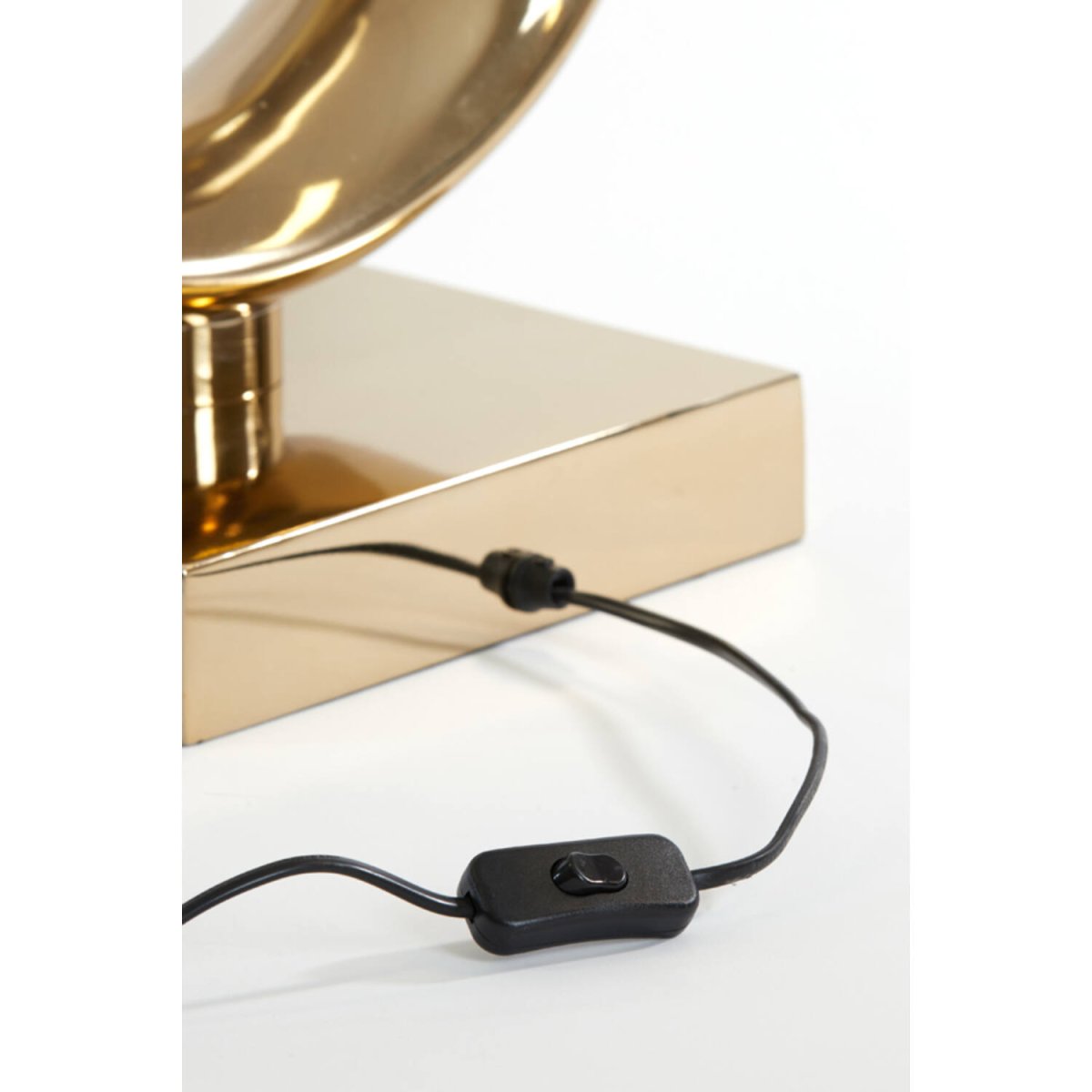 Maan 100cm Guld från Light & Living - Dess imponerande h&ouml;jd p&aring; 99 cm g&ouml;r att den kan anv&auml;ndas b&aring;de som golvlampa och bordslampa, perfekt f&ouml;r att skapa en stilfull och i&ouml;gonfallande atmosf&auml;r.