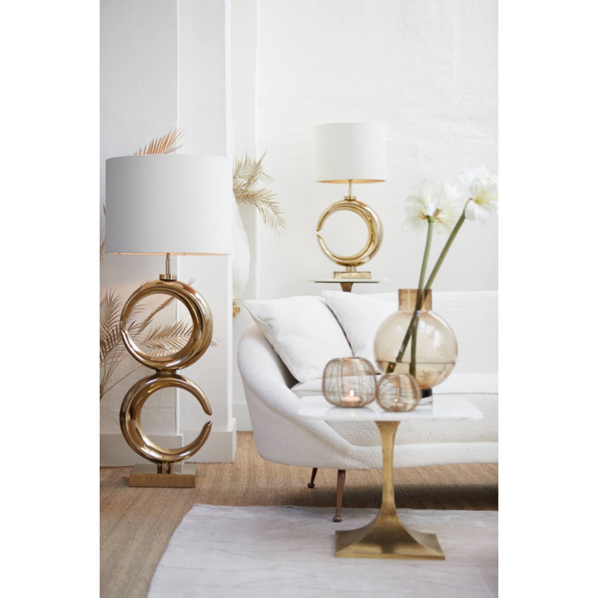 Maan 100cm Guld från Light & Living - Dess imponerande h&ouml;jd p&aring; 99 cm g&ouml;r att den kan anv&auml;ndas b&aring;de som golvlampa och bordslampa, perfekt f&ouml;r att skapa en stilfull och i&ouml;gonfallande atmosf&auml;r.