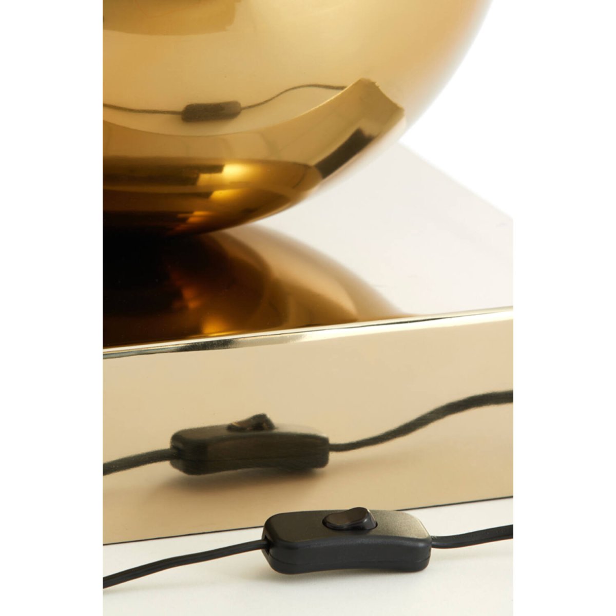 Lovis 77cm Guld från Light & Living - Placera Lovis p&aring; ett sidobord, en sk&auml;nk eller som en stilren detalj i vardagsrummet f&ouml;r att tillf&ouml;ra en lyxig k&auml;nsla till din inredning.