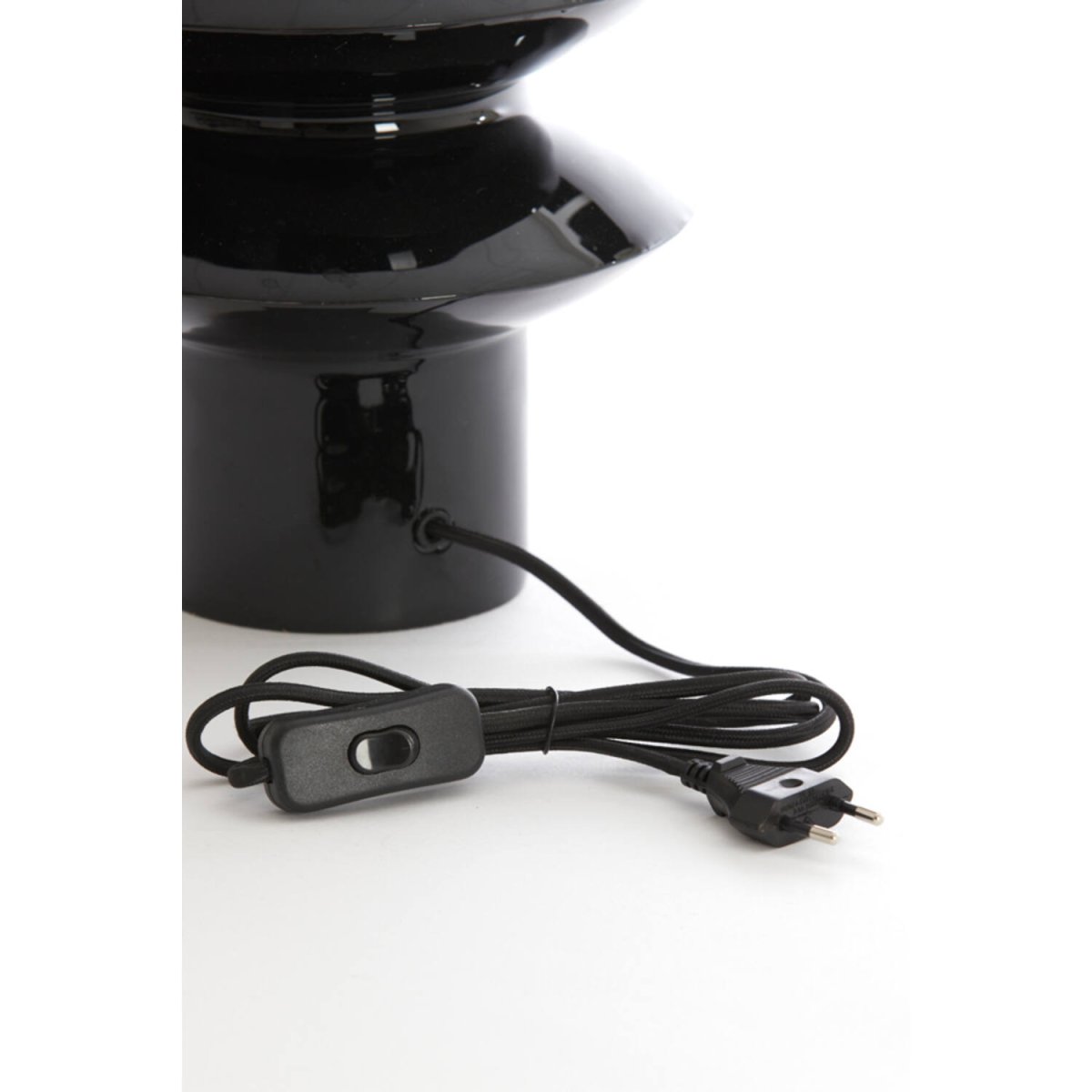 Petch 26cm Svart från Light & Living - Placera den i vardagsrummet, sovrummet eller hallen och kombinera med en lampsk&auml;rm f&ouml;r att skapa en personlig och elegant atmosf&auml;r!