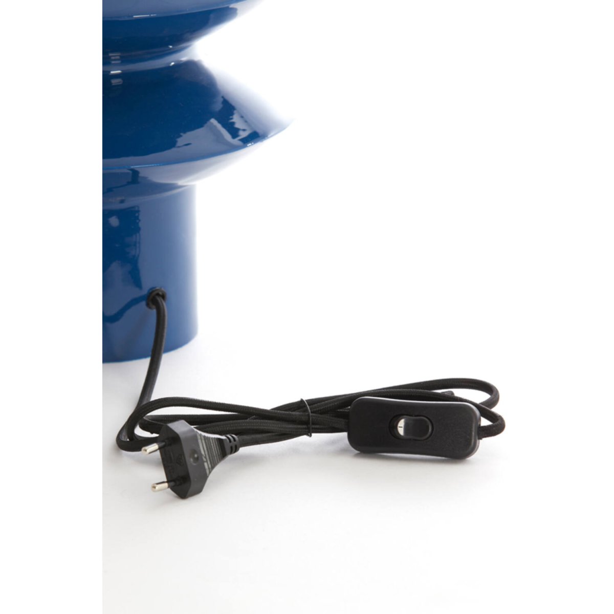 Petch 26cm Blå från Light & Living - Placera den i vardagsrummet, sovrummet eller hallen och kombinera med en lampsk&auml;rm f&ouml;r att skapa en personlig och elegant atmosf&auml;r!