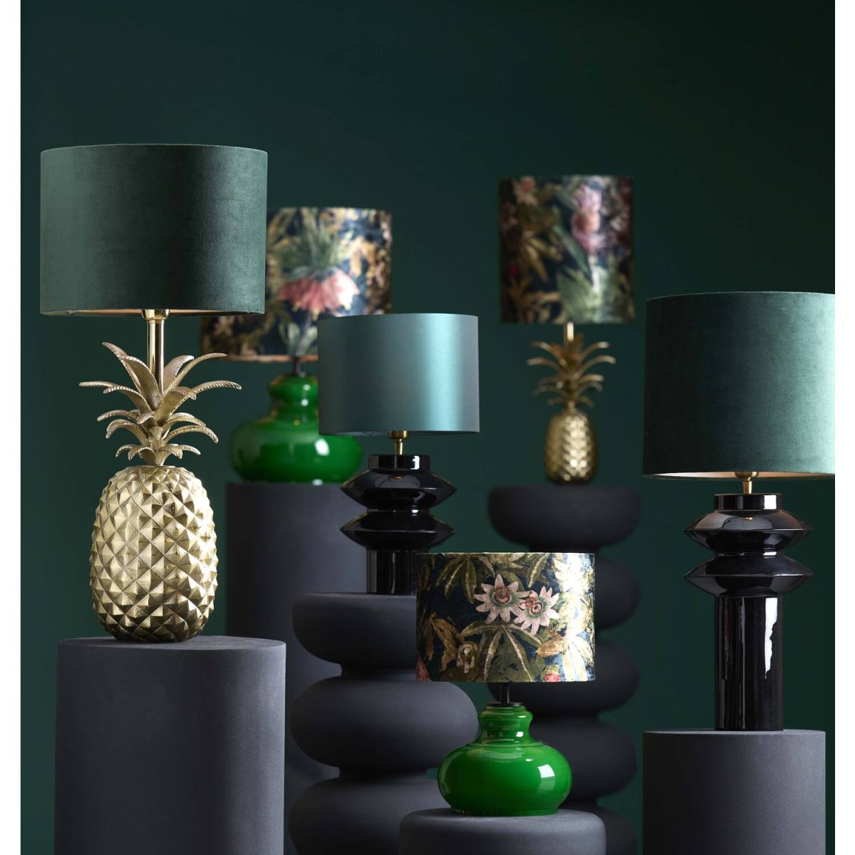 Petch 40cm Svart från Light & Living - Placera den i vardagsrummet, sovrummet eller hallen och kombinera med en lampsk&auml;rm f&ouml;r att skapa en personlig och elegant atmosf&auml;r!