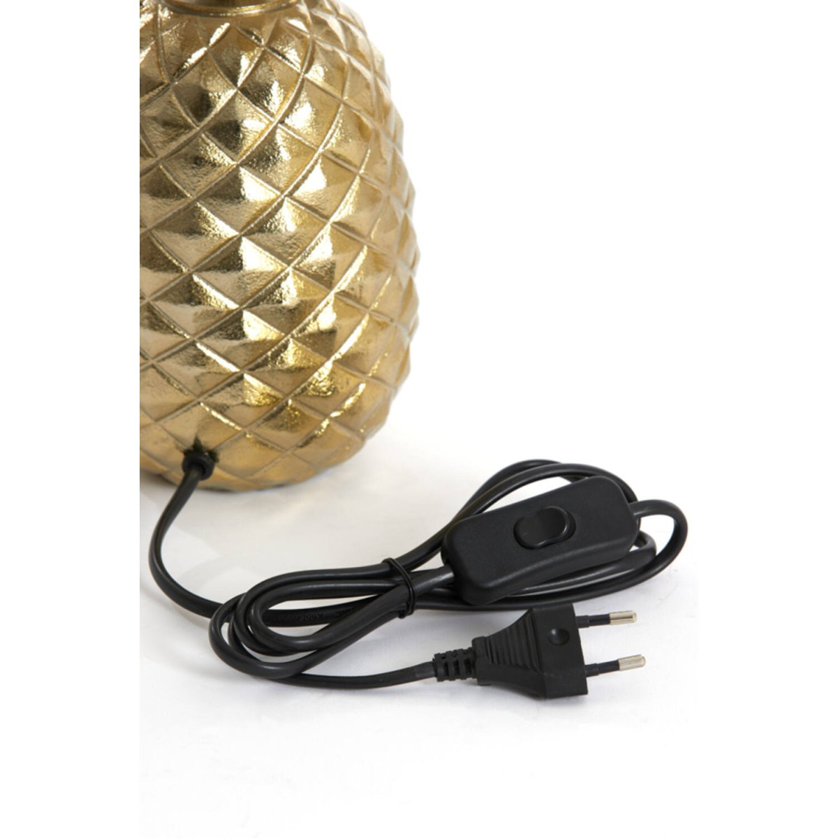 Pineapple 37cm Guld från Light & Living - Denna unika lampfot i guldf&auml;rgad metall &auml;r inspirerad av den klassiska ananasformen, vilket ger den ett b&aring;de exotiskt och elegant uttryck.