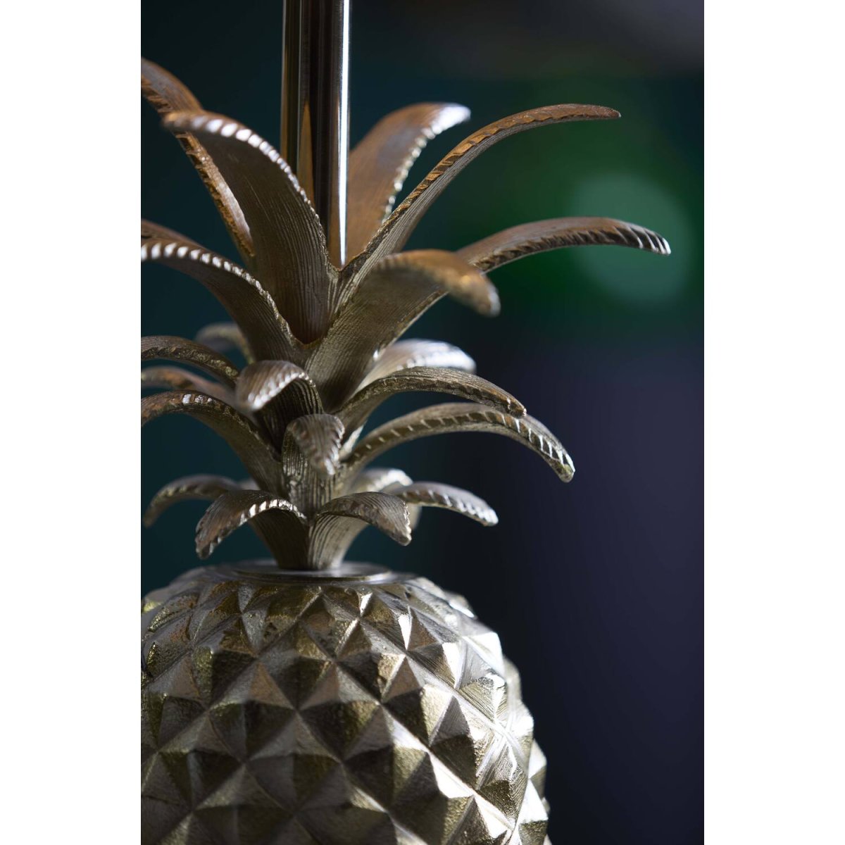 Pineapple 42cm Guld från Light & Living - Denna unika lampfot i guldf&auml;rgad metall &auml;r inspirerad av den klassiska ananasformen, vilket ger den ett b&aring;de exotiskt och elegant uttryck.