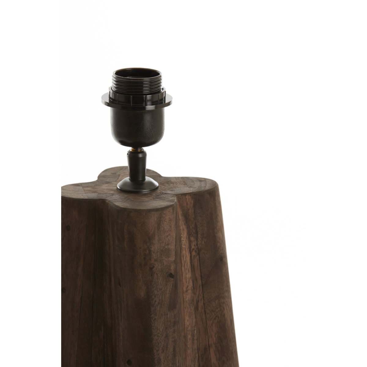Navelli 40cm Trä från Light & Living - Dess robusta och geometriska design skapar en harmonisk balans mellan traditionellt och modernt, vilket g&ouml;r den till ett perfekt inslag i b&aring;de skandinaviska och lantliga inredningar.