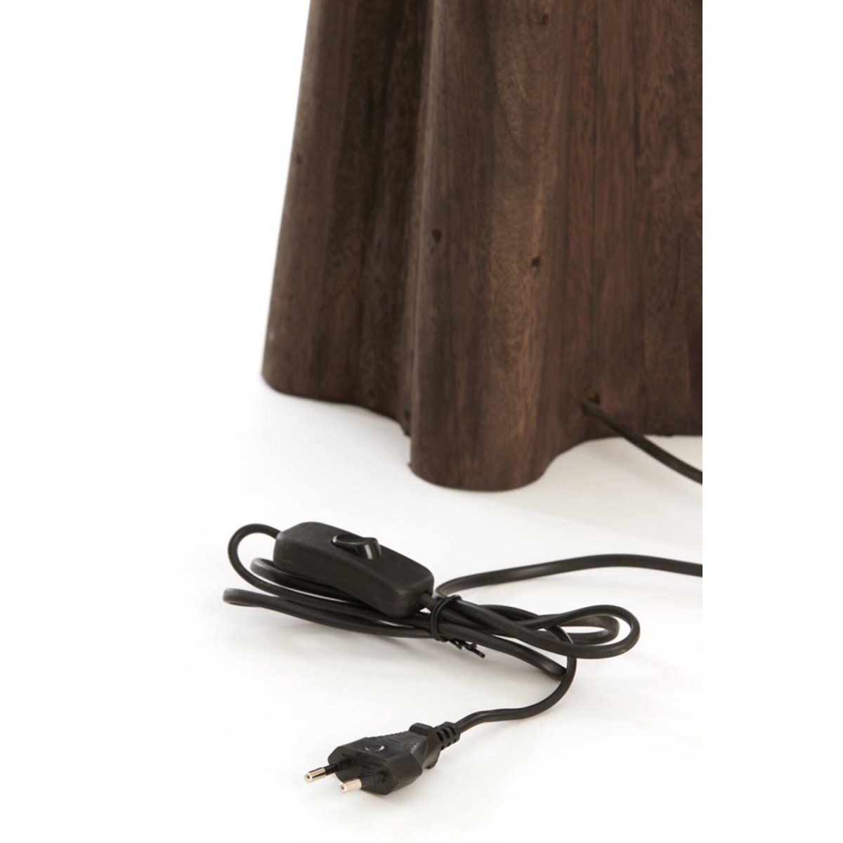 Navelli 40cm Trä från Light & Living - Dess robusta och geometriska design skapar en harmonisk balans mellan traditionellt och modernt, vilket g&ouml;r den till ett perfekt inslag i b&aring;de skandinaviska och lantliga inredningar.
