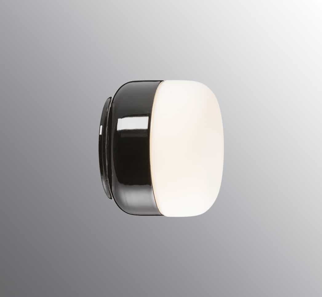 Ohm 140/115 Svart badrumslampa från Ifö electric - De mjuka linjerna och den strama siluetten skapar en harmonisk atmosf&auml;r, perfekt f&ouml;r b&aring;de v&auml;gg- och takmontering i badrum.