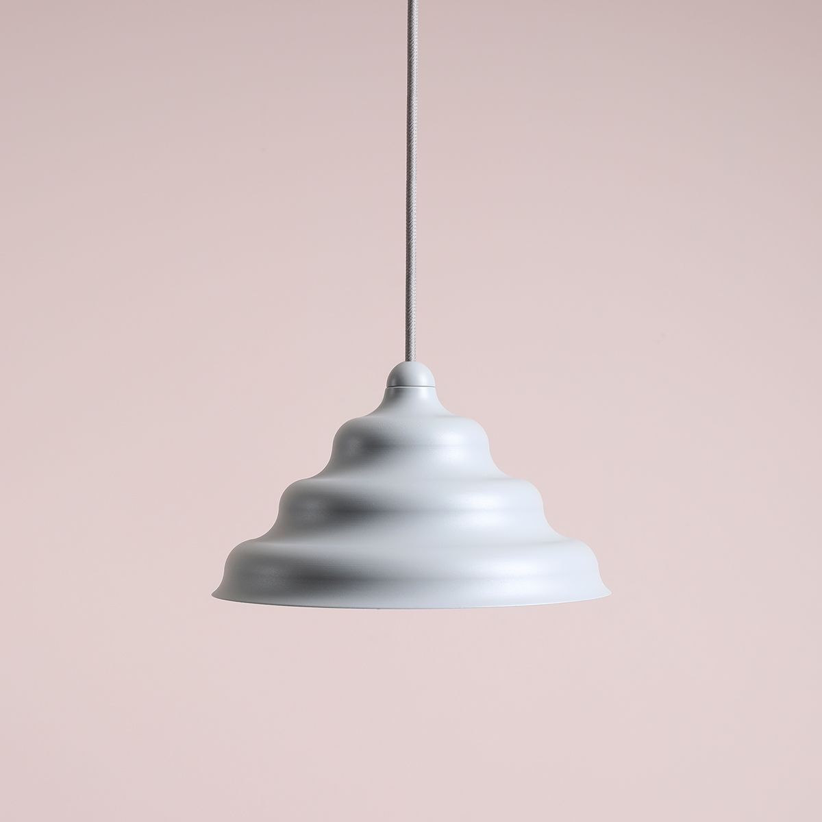 Wave Ø23 Blå taklampa från Artera - Wave &auml;r en modern pendel med retro design vilket g&ouml;r den till en m&aring;ngfaldig belysning och passar in i alla hem.