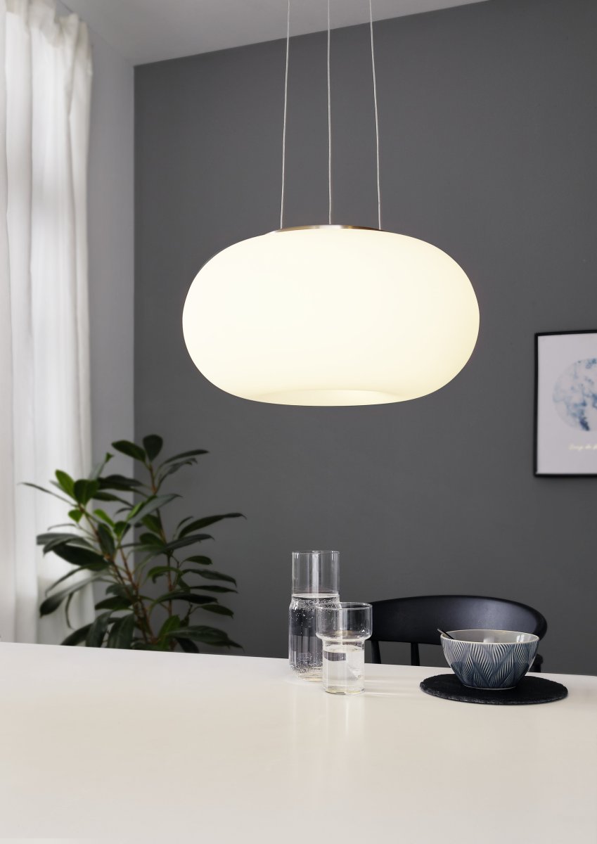 Optica Ø37 Vit taklampa från Eglo - Lampan &auml;r tillverkad i metall med en matt nickelfinish och har en rund kupa i opalglas som sprider ljuset j&auml;mnt och bl&auml;ndfritt.