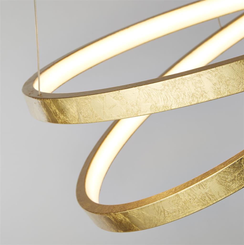 Float Ø47 Guld taklampa från Searchlight - Den &auml;r f&auml;rdigst&auml;lld i en fantastisk guldbladfinish och kompletteras med en vit LED-list i PC-plast, upph&auml;ngd fr&aring;n ett matchande takf&auml;ste i guldig metall.