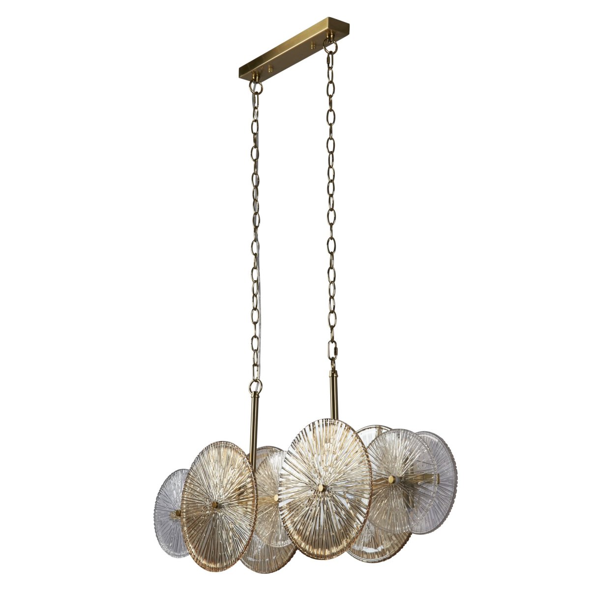 Wagon Wheel 90cm Brons taklampa från Searchlight - Med sina 90cm i bredd, stilren bronsfinish och unika glasskivor i klart och b&auml;rnstensf&auml;rgat glas blir den snabbt rummets mittpunkt &ndash; perfekt ovanf&ouml;r matbordet, k&ouml;ks&ouml;n eller i vardagsrummet.