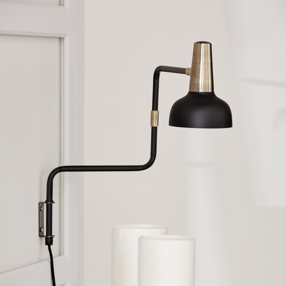 Ray Svart läslampa från CO Bankeryd - Ray v&auml;gglampa kan med f&ouml;rdel anv&auml;ndas i vardagsrummet vid en soffa eller f&aring;t&ouml;lj, samt i en korridor eller &ouml;ver en sk&auml;nk d&auml;r den tillf&ouml;r en modern k&auml;nsla till rummet.