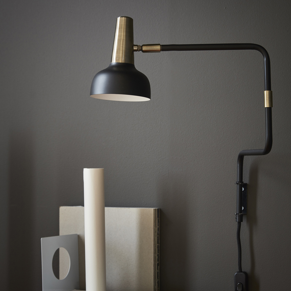 Ray Svart läslampa från CO Bankeryd - Ray v&auml;gglampa kan med f&ouml;rdel anv&auml;ndas i vardagsrummet vid en soffa eller f&aring;t&ouml;lj, samt i en korridor eller &ouml;ver en sk&auml;nk d&auml;r den tillf&ouml;r en modern k&auml;nsla till rummet.