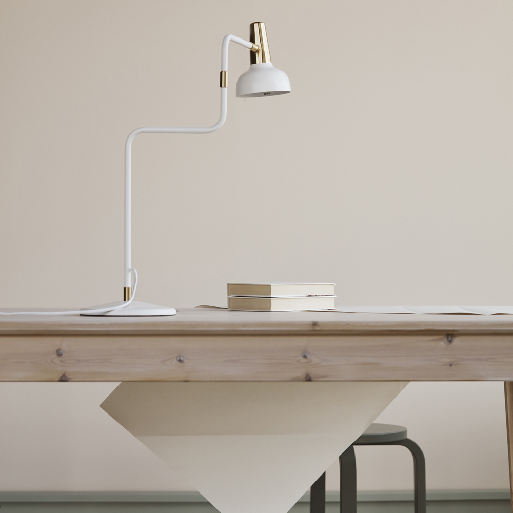 Ray 56cm Varmvit bordslampa från CO Bankeryd - Ray bordslampa &auml;r designad f&ouml;r att placeras vid soffan eller en favoritstol, vid s&auml;ngen eller i ett hemmakontor Lika funktionell p&aring; kv&auml;llen f&ouml;r l&auml;sning &auml;r den skulptural och skapar karakt&auml;r till rummet p&aring; dagen.