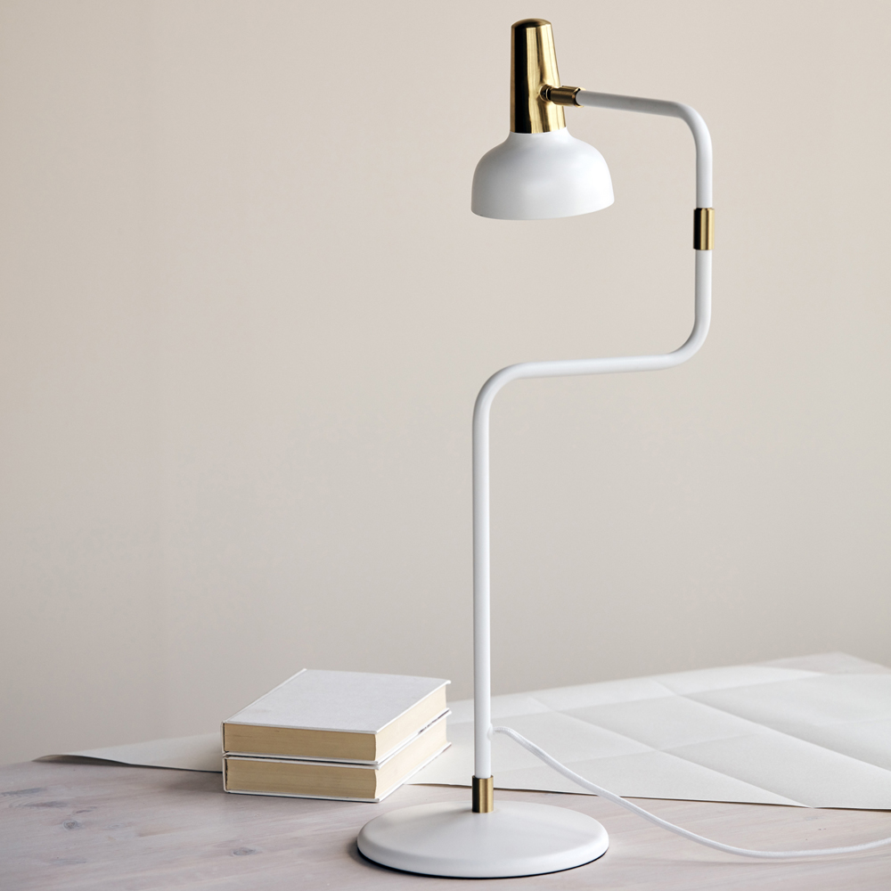 Ray 56cm Varmvit bordslampa från CO Bankeryd - Ray bordslampa &auml;r designad f&ouml;r att placeras vid soffan eller en favoritstol, vid s&auml;ngen eller i ett hemmakontor Lika funktionell p&aring; kv&auml;llen f&ouml;r l&auml;sning &auml;r den skulptural och skapar karakt&auml;r till rummet p&aring; dagen.