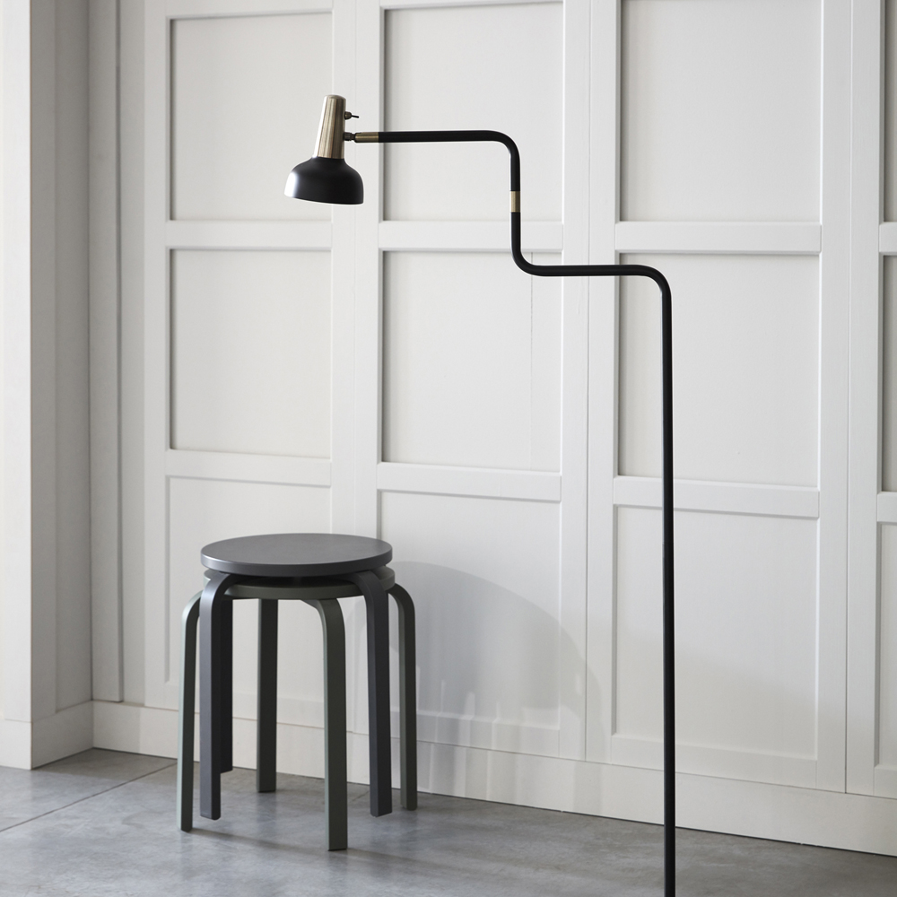 Ray Svart golvlampa från CO Bankeryd - Ray golvlampa är designad för att placeras vid soffan eller en favoritstol, vid sängen eller i ett hemmakontor Lika funktionell på kvällen för läsning är den skulptural och skapar karaktär till rummet på dagen.