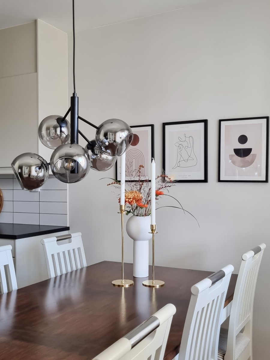 Atom Ø48 Rökfärgad taklampa från Aneta Lighting - De fem glaskuporna av r&ouml;kf&auml;rgat glas ger fin ljusspridning i rummet utan att bl&auml;nda.