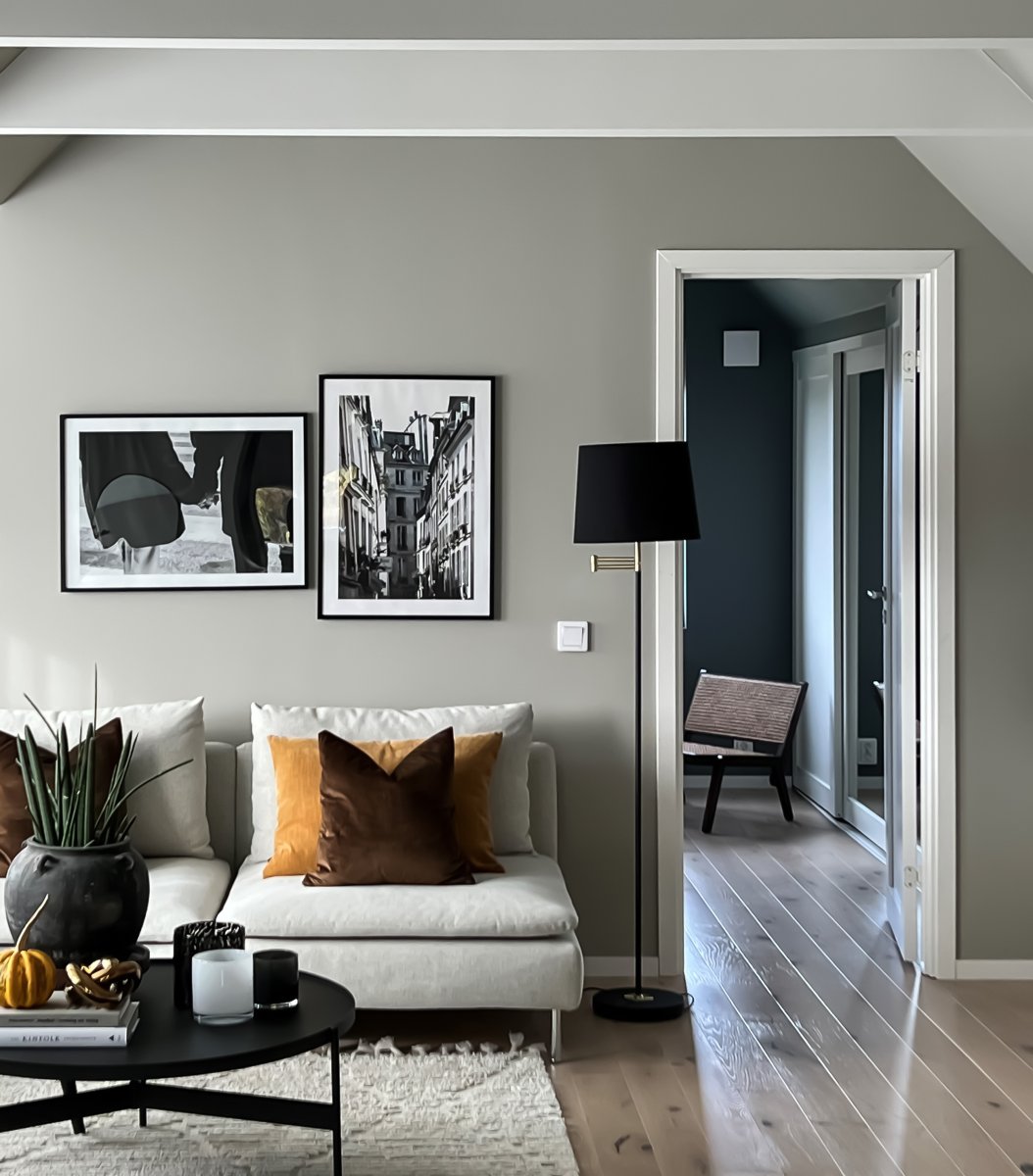 Birka Svart golvlampa från Aneta Lighting - Birka golvlampa i vitlackerad metall och detaljer i m&auml;ssing p&aring; vridbar arm, inklusive textilsk&auml;rm.