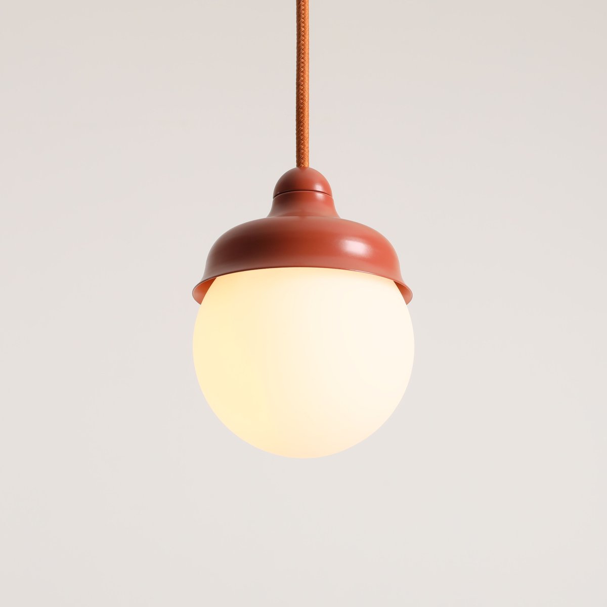 Wave Ø17 Orange taklampa från Artera - Den vita kupan i kombination med detaljerna i r&ouml;dbrunt skapar en harmoni och blir ut&ouml;ver bra belysning en snygg inredningsdetalj i hemmet.